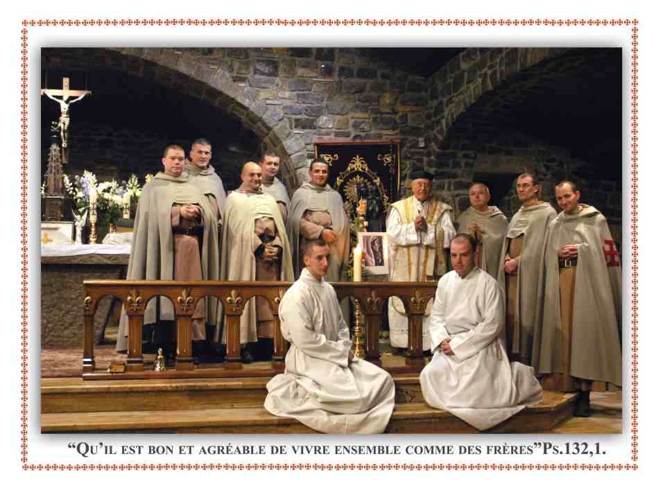 http://www.riaumont.net/religieux/ordre/sainte_Croix/index_html/images/Communaute2003.jpg