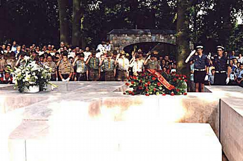 Mémorial, dépôt de gerbe